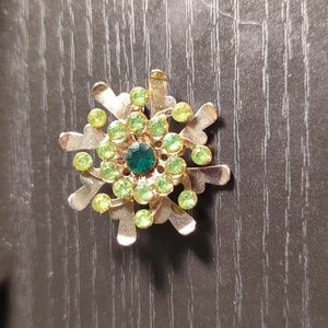 Green stone brooch/pin